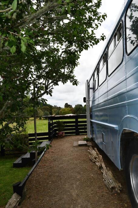 Evi The School Bus At Oromahoe Downs Farm Puketona Exterior foto